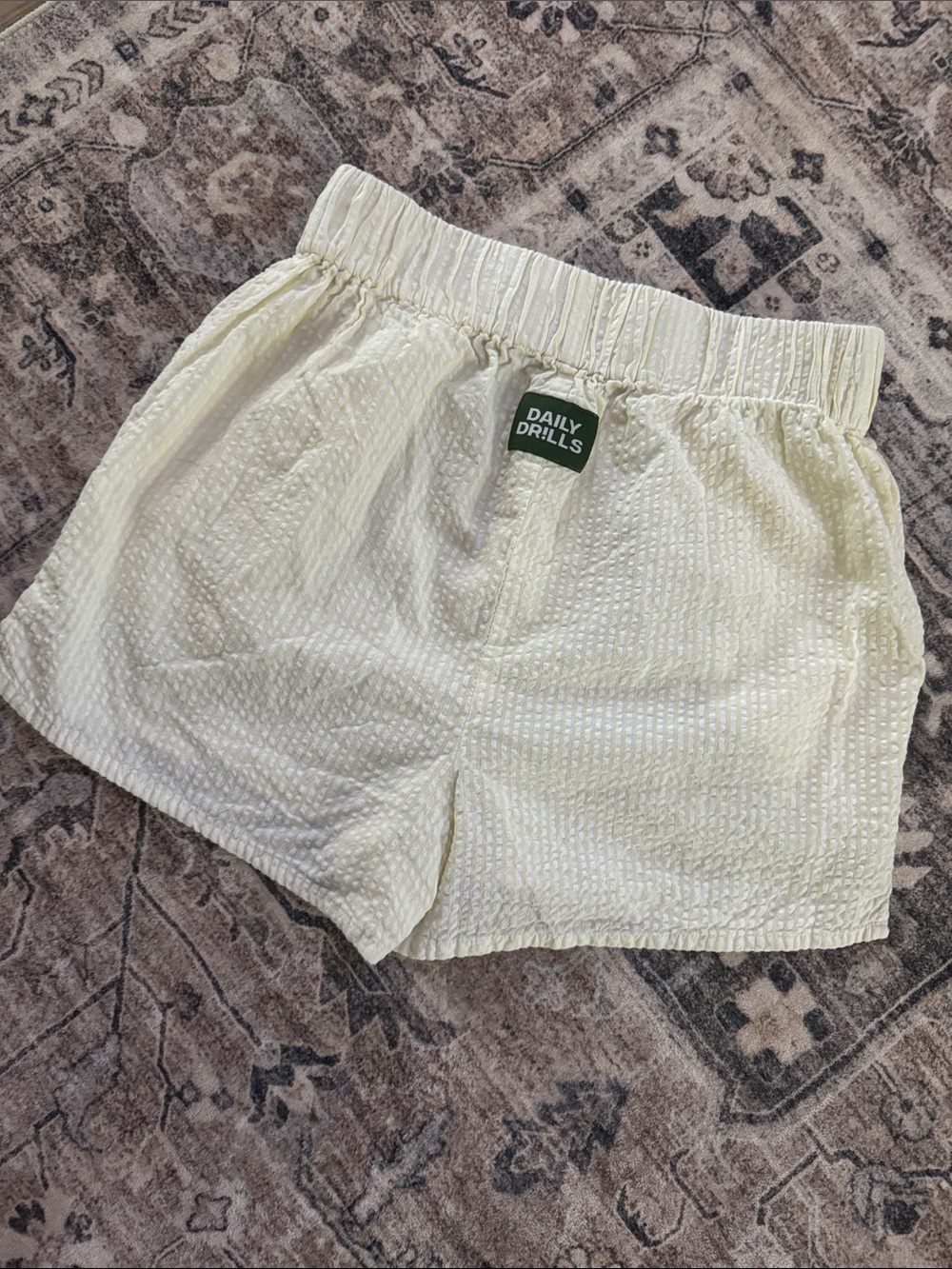 DAILY DRILLS Linen Shorts, size small. EUC.
